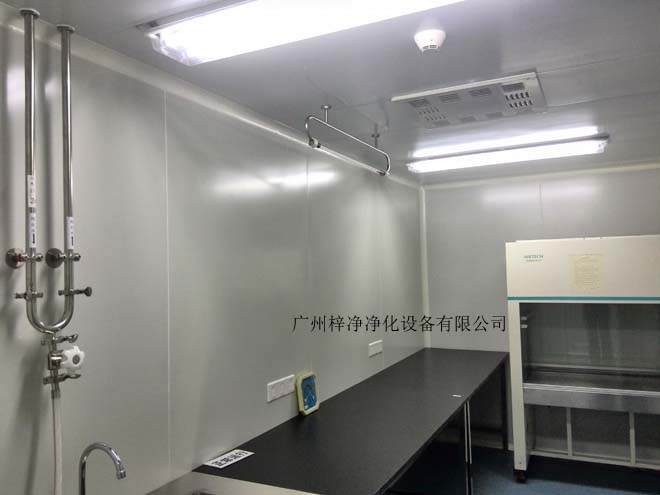 建造和使用潔凈室能有效減少室內(nèi)誘入、產(chǎn)生及滯留粒子。