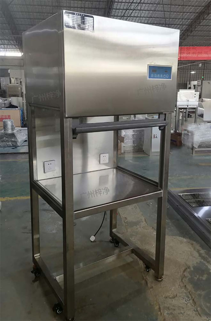 升降門(mén)超凈工作臺(tái)是采用單向空氣流，室內(nèi)空氣經(jīng)預(yù)初效過(guò)濾器進(jìn)入靜壓箱，再經(jīng)過(guò)高效空氣過(guò)濾器，最后在操作區(qū)內(nèi)形成高度潔凈的單向空氣流，是提供操作區(qū)高潔凈度工作環(huán)境的理想設(shè)備。