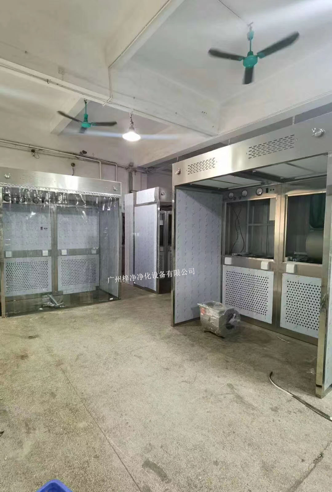 負(fù)壓稱量室設(shè)備由工作區(qū)、回風(fēng)箱體、風(fēng)機箱體、出風(fēng)箱體及外箱體幾大部分拼裝而成。