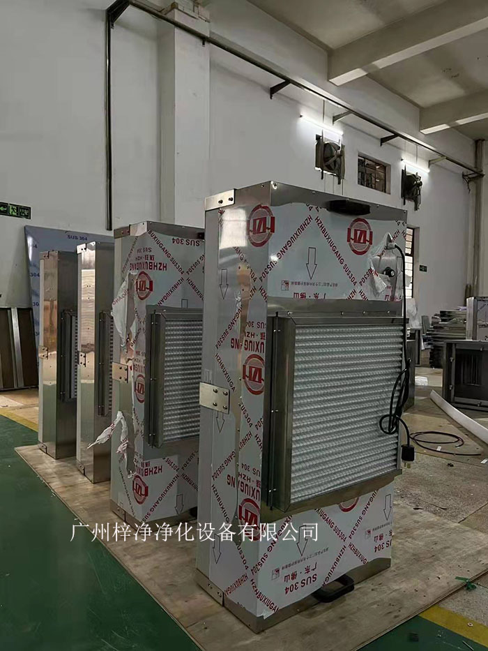 潔凈棚FFU配件初效過(guò)濾器位于FFU的前端，其主要作用是過(guò)濾掉空氣中的大顆粒塵埃、灰塵、纖維等雜質(zhì)。