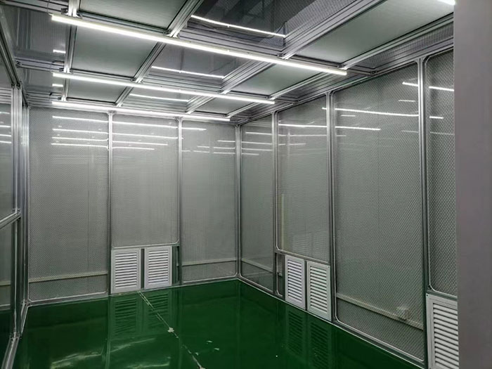 選擇百級無塵潔凈棚還是千級無塵潔凈棚，應(yīng)根據(jù)具體的生產(chǎn)需求、產(chǎn)品要求和預(yù)算來決定。
